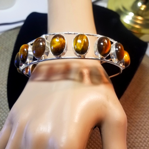 EXQUISITE BRACELET NWOT - Picture 1 of 8